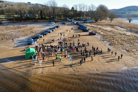 Vue de haut du rassemblement sur la plage