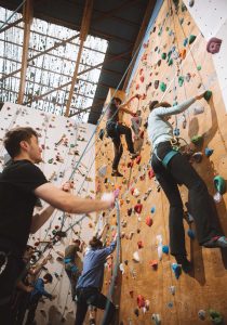 Grimpe libre sur le mur pendant le festival