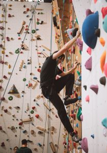 Grimpeur sur le mur d'escalade
