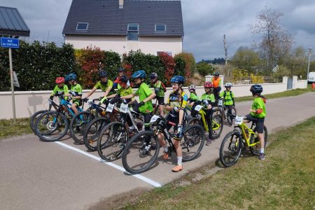 Les jeunes de l'école de VTT