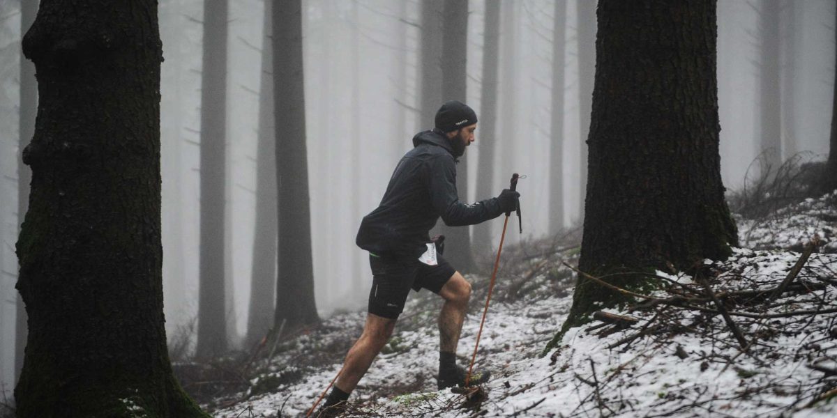 Coureur dans le brouillard de la forêt