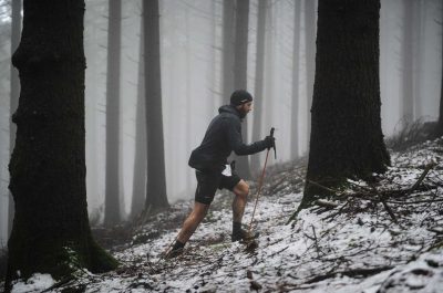 Coureur dans le brouillard de la forêt