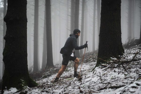 Coureur dans le brouillard de la forêt